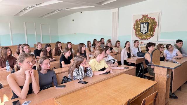 Першокурсники на зустрічі з викладачами